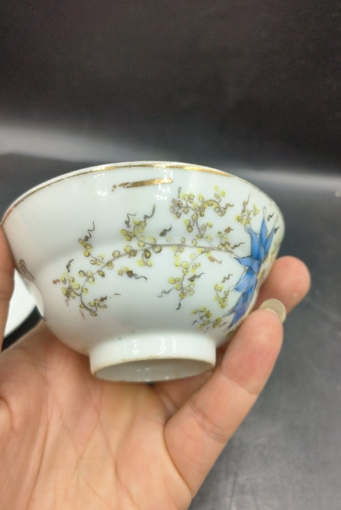 古玩陶瓷民國時期粉彩花卉紋折腰蓋碗拍賣,當前價格3500元