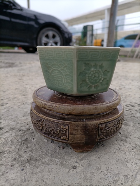 古玩陶瓷龍泉瓷長(zhǎng)青釉印花杯拍賣，當(dāng)前價(jià)格200元