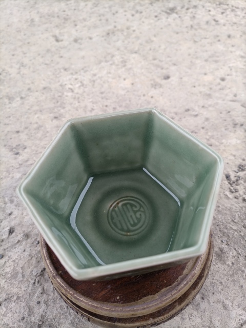 古玩陶瓷龍泉瓷長(zhǎng)青釉印花杯拍賣，當(dāng)前價(jià)格200元