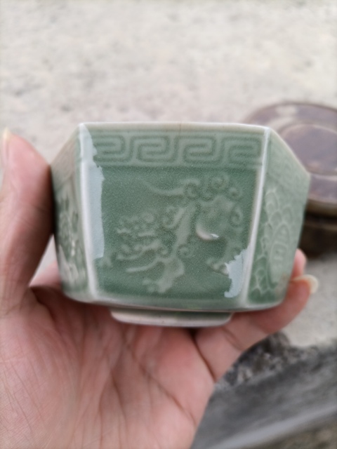 古玩陶瓷龍泉瓷長(zhǎng)青釉印花杯拍賣，當(dāng)前價(jià)格200元