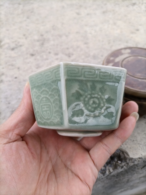 古玩陶瓷龍泉瓷長(zhǎng)青釉印花杯拍賣，當(dāng)前價(jià)格200元