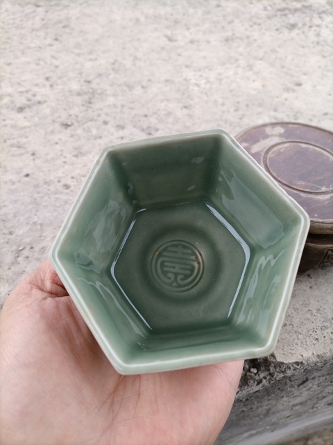 古玩陶瓷龍泉瓷長(zhǎng)青釉印花杯拍賣，當(dāng)前價(jià)格200元