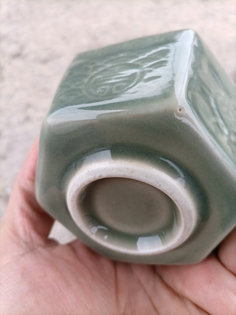 古玩陶瓷龍泉瓷長(zhǎng)青釉印花杯拍賣，當(dāng)前價(jià)格200元