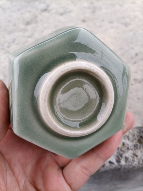 古玩陶瓷龍泉瓷長(zhǎng)青釉印花杯拍賣，當(dāng)前價(jià)格200元