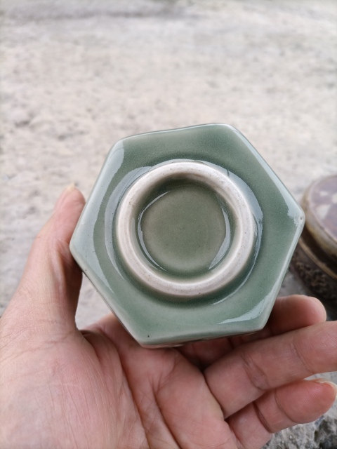 古玩陶瓷龍泉瓷長(zhǎng)青釉印花杯拍賣，當(dāng)前價(jià)格200元