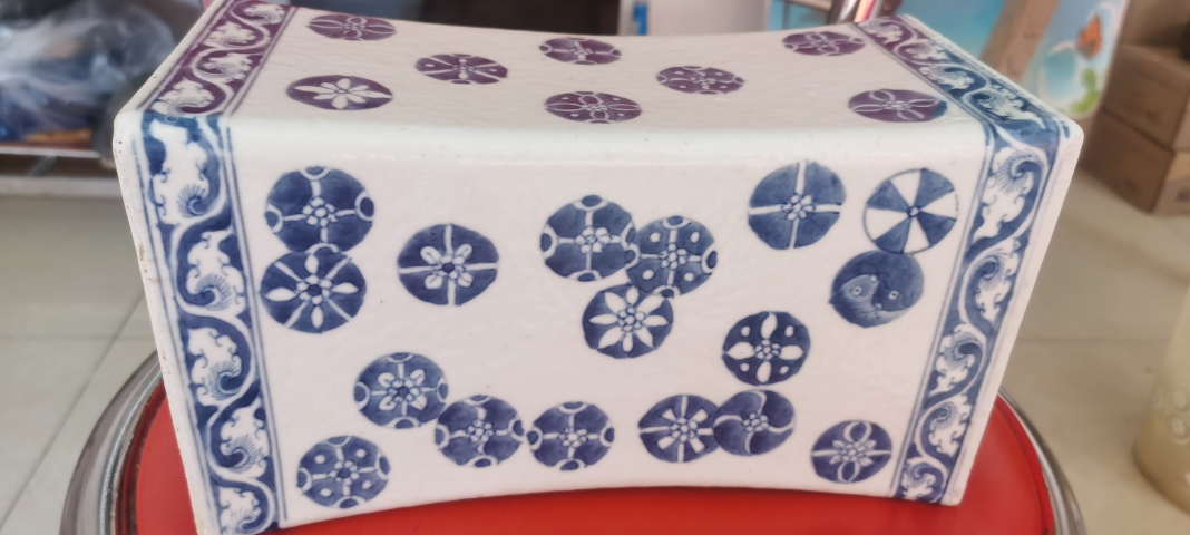 清中期青花皮球花紋瓷枕拍賣，當前價格6800元