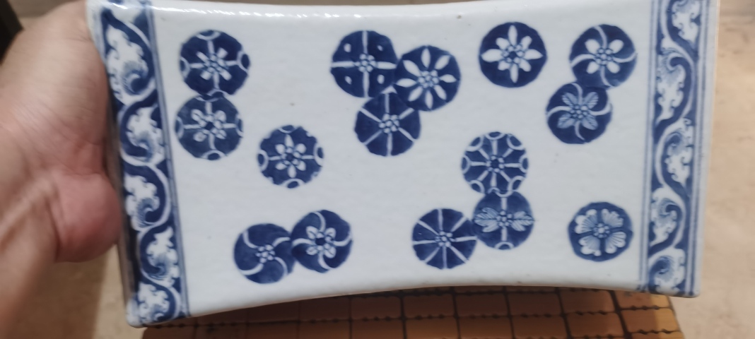 古玩陶瓷清中期青花皮球花紋瓷枕拍賣,當前價格8000元