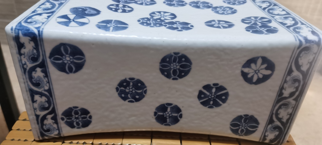 古玩陶瓷清中期青花皮球花紋瓷枕拍賣,當前價格8000元
