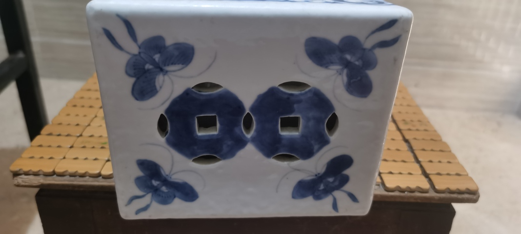 古玩陶瓷清中期青花皮球花紋瓷枕拍賣,當前價格8000元