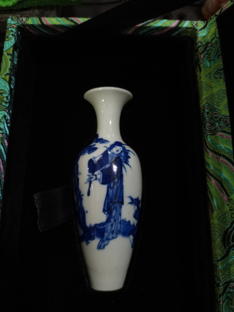 古玩陶瓷青花人物紋柳葉瓶拍賣，當(dāng)前價(jià)格5500元