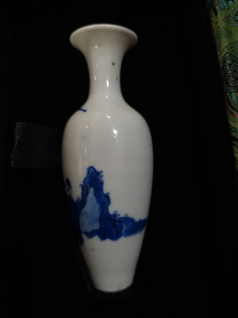 古玩陶瓷青花人物紋柳葉瓶拍賣，當(dāng)前價(jià)格5500元