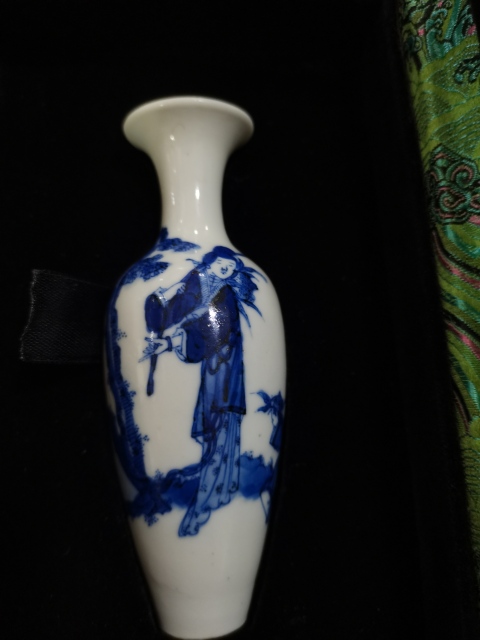 古玩陶瓷青花人物紋柳葉瓶拍賣，當(dāng)前價(jià)格5500元