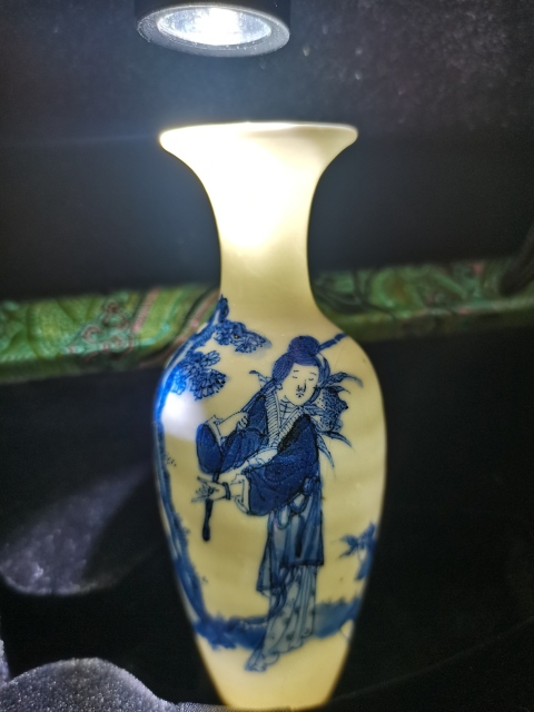 古玩陶瓷青花人物紋柳葉瓶拍賣，當(dāng)前價(jià)格5500元