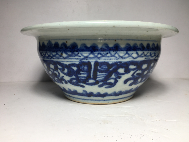 古玩陶瓷（清晚期）青花夔龍紋香爐拍賣，當前價格0元