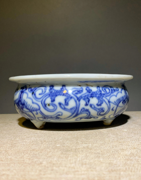古玩陶瓷(清中期)青花纏枝花紋三足香爐拍賣,當前價格0元
