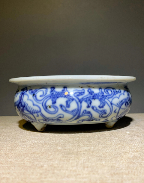 古玩陶瓷(清中期)青花纏枝花紋三足香爐拍賣,當前價格0元