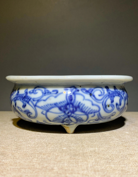 古玩陶瓷(清中期)青花纏枝花紋三足香爐拍賣,當前價格0元