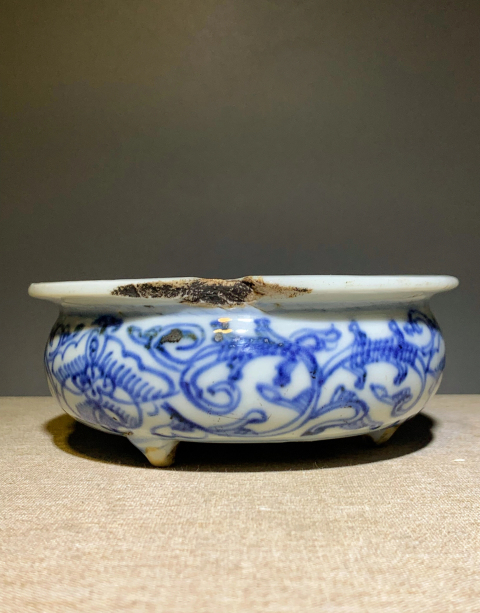 古玩陶瓷(清中期)青花纏枝花紋三足香爐拍賣,當前價格0元