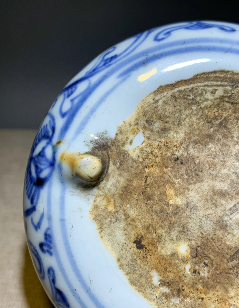 古玩陶瓷(清中期)青花纏枝花紋三足香爐拍賣,當前價格0元