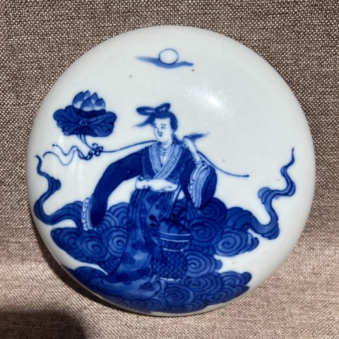 域鉴古玩】清“大清康熙年制”青花麻姑献寿纹印泥盒拍卖价格/图片