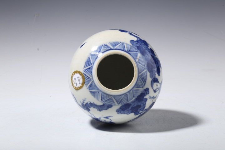 古玩陶瓷晚清·青花庭院仕女嬰戲紋罐拍賣，當前價格4000元