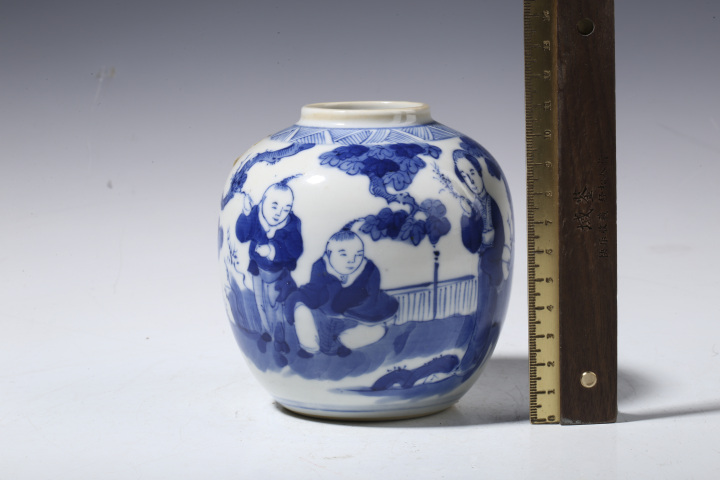 古玩陶瓷晚清·青花庭院仕女嬰戲紋罐拍賣，當前價格4000元
