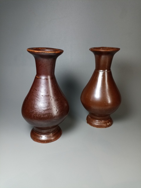 古玩陶瓷（一只全品的也得千元左右）一對清早期德化窯紫金釉撇口瓶拍賣，當前價格698元