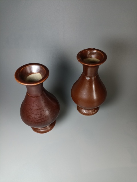 古玩陶瓷（一只全品的也得千元左右）一對清早期德化窯紫金釉撇口瓶拍賣，當前價格698元