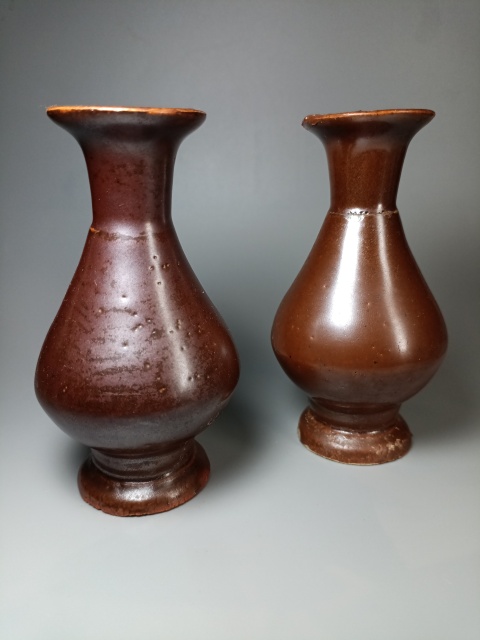 古玩陶瓷（一只全品的也得千元左右）一對清早期德化窯紫金釉撇口瓶拍賣，當前價格698元