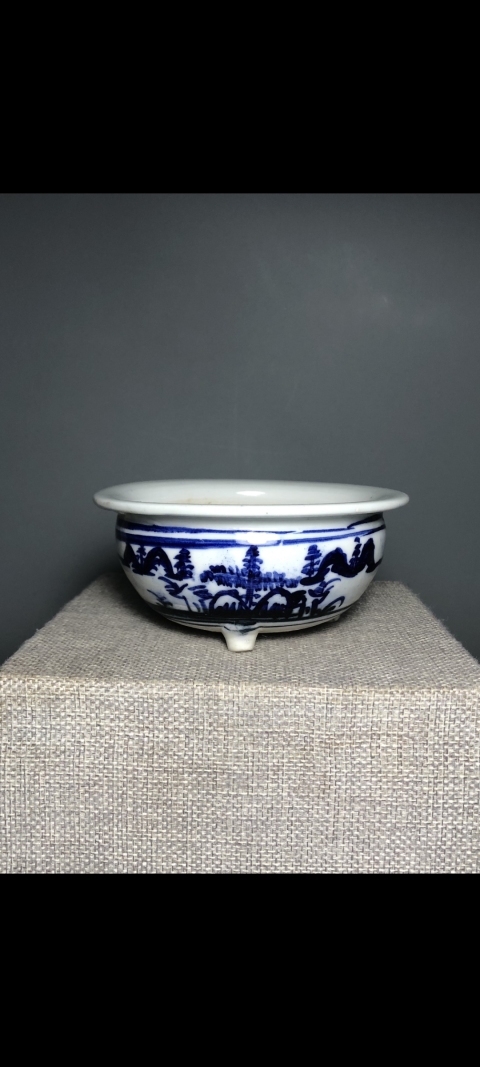 古玩陶瓷乾隆德化窯青花山水人物紋三足爐拍賣，當前價格300元