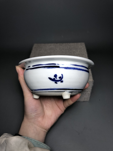 古玩陶瓷乾隆德化窯青花山水人物紋三足爐拍賣，當前價格300元