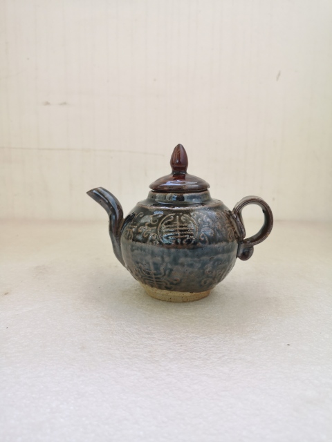 古玩陶瓷清代磁州窯壽字紋印花黑褐釉執(zhí)壺拍賣，當前價格680元