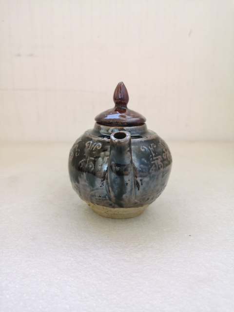 古玩陶瓷清代磁州窯壽字紋印花黑褐釉執(zhí)壺拍賣，當前價格680元