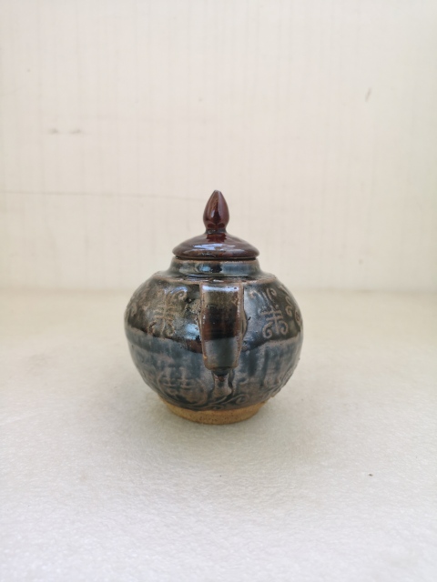 古玩陶瓷清代磁州窯壽字紋印花黑褐釉執(zhí)壺拍賣，當前價格680元
