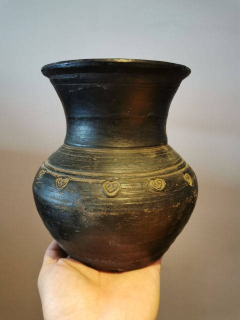 古玩陶瓷元代?黑陶如意紋撇口瓶拍賣,當前價格1600元