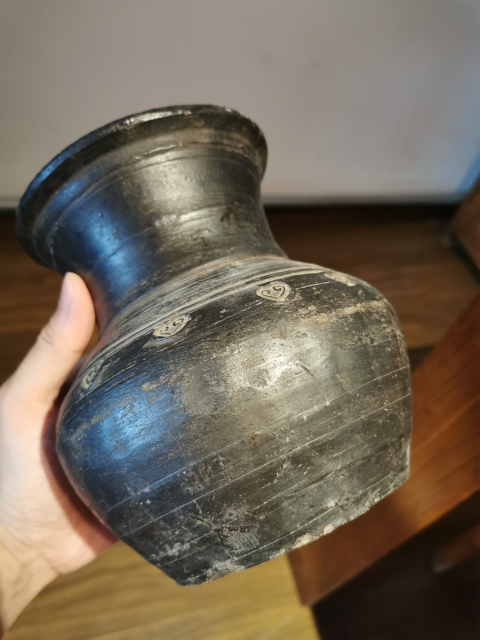 古玩陶瓷元代?黑陶如意紋撇口瓶拍賣,當前價格1600元
