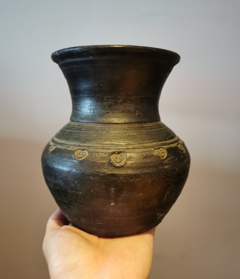 古玩陶瓷元代?黑陶如意紋撇口瓶拍賣,當前價格1600元