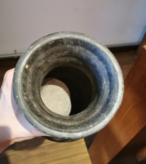 古玩陶瓷元代?黑陶如意紋撇口瓶拍賣,當前價格1600元