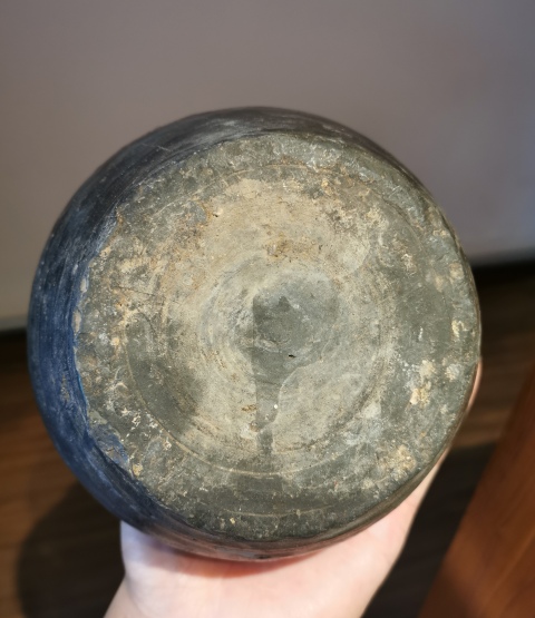 古玩陶瓷元代?黑陶如意紋撇口瓶拍賣,當前價格1600元