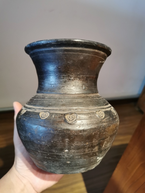 古玩陶瓷元代?黑陶如意紋撇口瓶拍賣,當前價格1600元