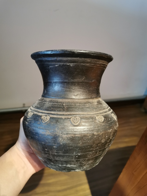 古玩陶瓷元代?黑陶如意紋撇口瓶拍賣,當前價格1600元