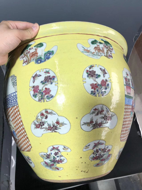 古玩陶瓷（已實(shí)物鑒真）晚清-黃地粉彩-嬰戲紋-開窗卷缸拍賣，當(dāng)前價(jià)格40432元