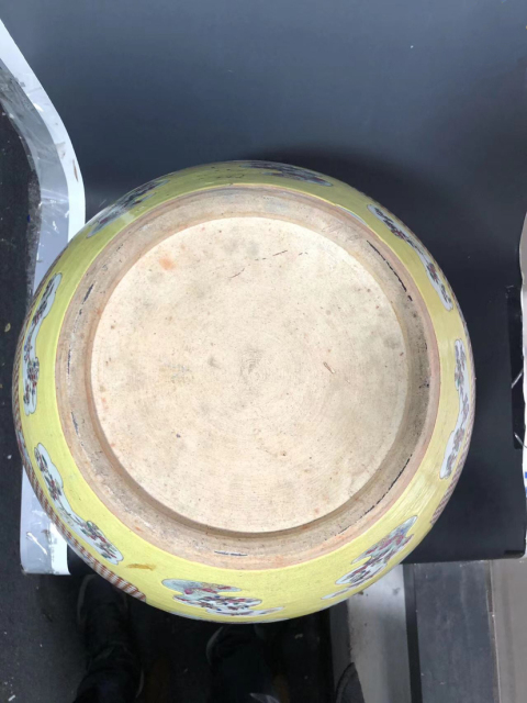 古玩陶瓷（已實(shí)物鑒真）晚清-黃地粉彩-嬰戲紋-開窗卷缸拍賣，當(dāng)前價(jià)格40432元