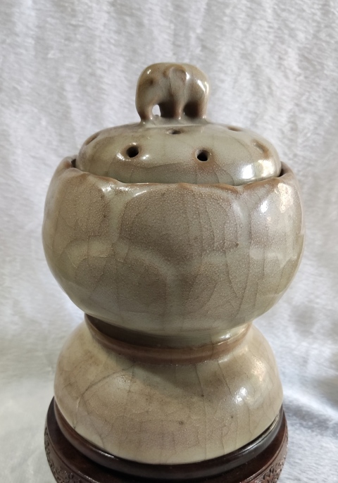 古玩雜項(xiàng)仿汝窯香薰拍賣,當(dāng)前價(jià)格888元