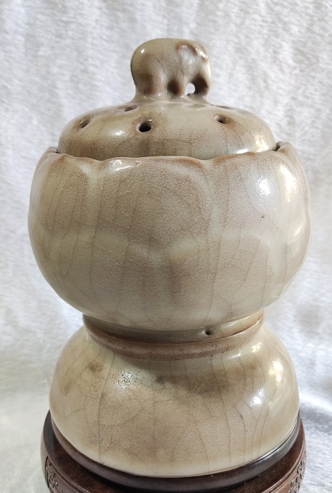 古玩雜項(xiàng)仿汝窯香薰拍賣,當(dāng)前價(jià)格888元