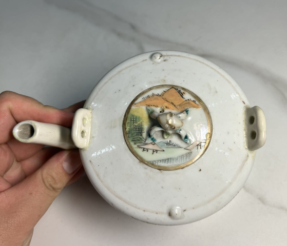 古玩陶瓷清光緒李鼎臣大師淺降彩人物故事紋提梁壺拍賣,當前價格1580元