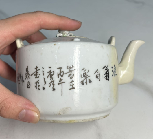 古玩陶瓷清光緒李鼎臣大師淺降彩人物故事紋提梁壺拍賣,當前價格1580元