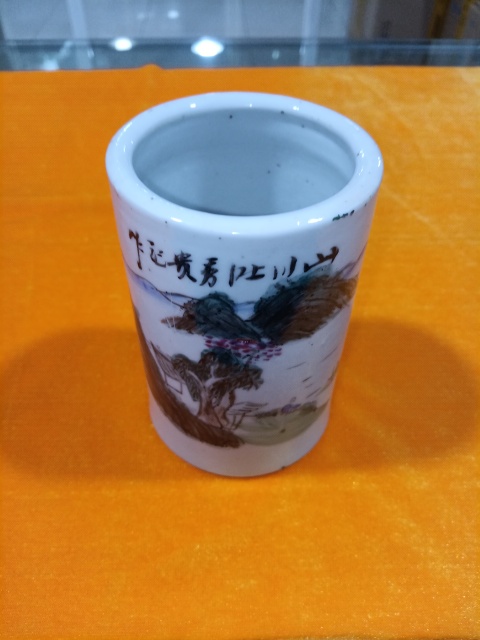 古玩陶瓷民國(guó) 淺絳彩山水紋筆筒拍賣，當(dāng)前價(jià)格3680元