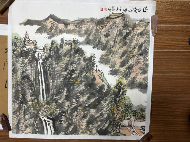 古玩字畫梁飛老師精品斗方《溪水繞山峰》拍賣，當前價格988元