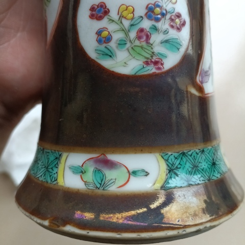 古玩陶瓷(虧出,不議價)清早期紫金釉開窗花卉花觚拍賣,當前價格3200元